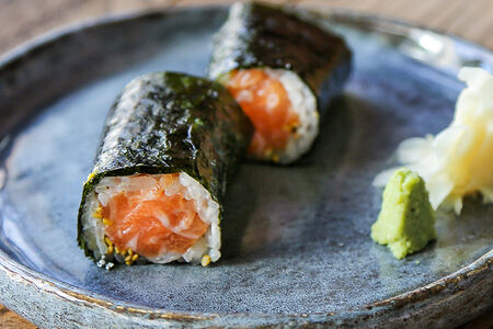 Хэнд-ролл с лососем