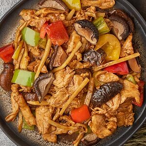 Հավի միս Շիտակե սնկերով ու բամբուկով