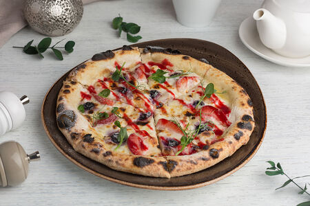 Пицца со свежими ягодами и маскарпоне