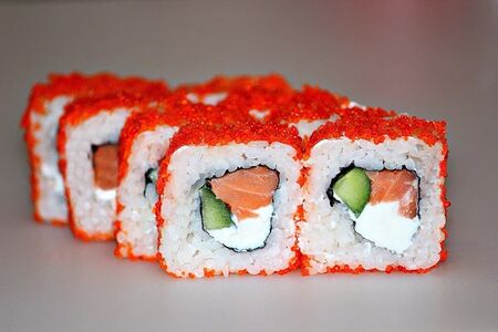 Ролл Калифорния с лососем в тобико