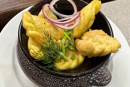 Жареные вареники с квашеной капустой и сметаной