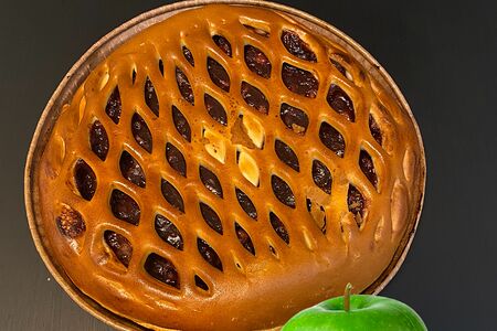 Пирог с брусникой и яблоком