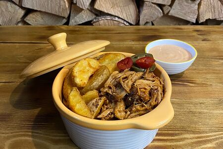 Рваная свинина с картофельными дольками (остро)