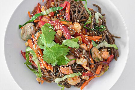 Вок с овощами и морепродуктами