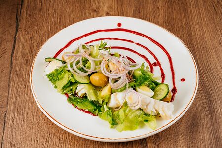Сербский салат с треской и свежими овощами