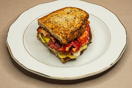 Сэндвич с пастрами из говядины