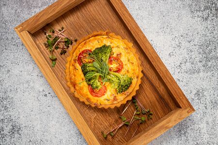 Киш с лососем и брокколи