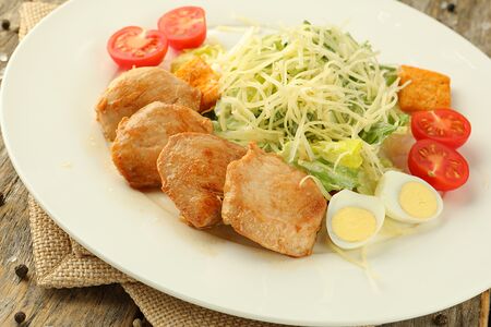 Салат Цезарь с курицей