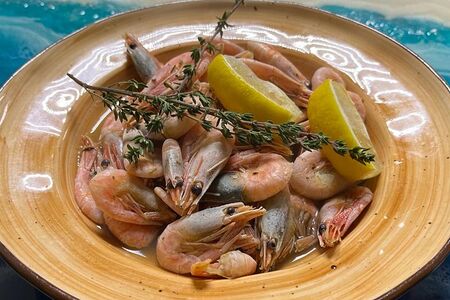 Отварные мраморные креветки Черного моря