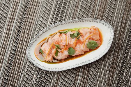 Крудо из сибаса, ферментированная аджика, кинза