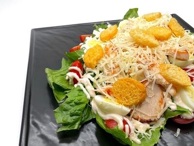 Салат Цезарь с копченой курицей