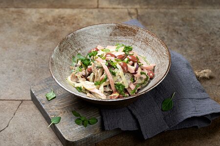 Салат с ветчиной и соусом ранч