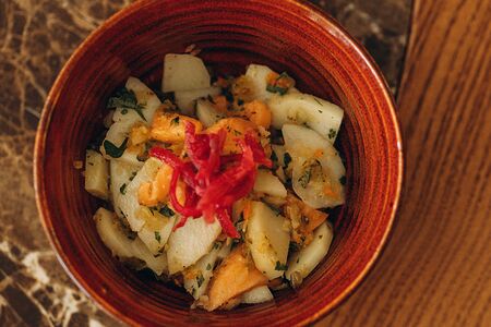 Картофельный салат с копченым лососем