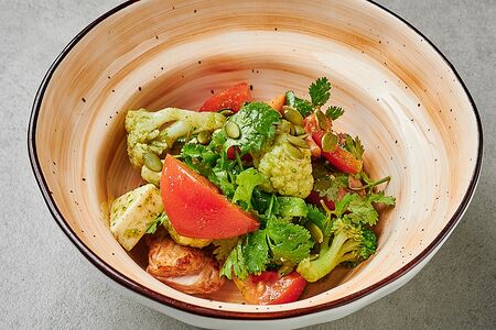 Овощной салат по-грузински с грецким орехом и гранатом