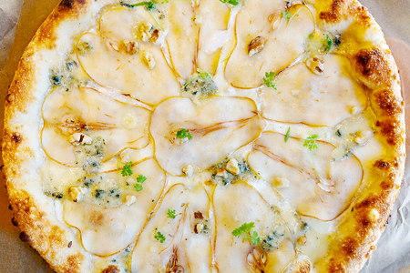 Пицца Груша-горгондзола