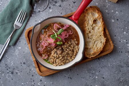 Томлёные щёки с трюфельной перловкой и лесными грибами