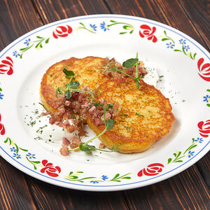 Драники с мясом со шкварками и сметаной