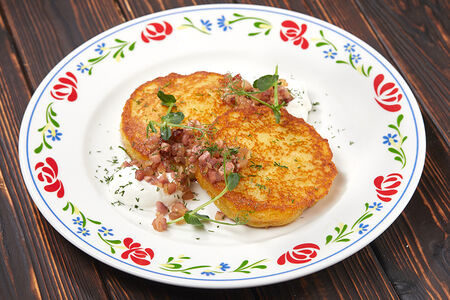 Драники с мясом со шкварками и сметаной