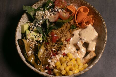 Боул с лососем и рисом басмати