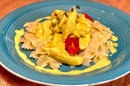 Паста фарфалле с курицей карри