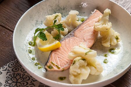 Семга на пару с цветной капустой и соусом Песто