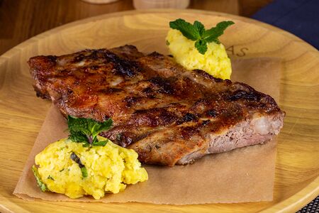 Ребра свиные с мятным картофелем