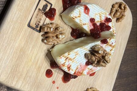 Камамбер с брусничным соусом