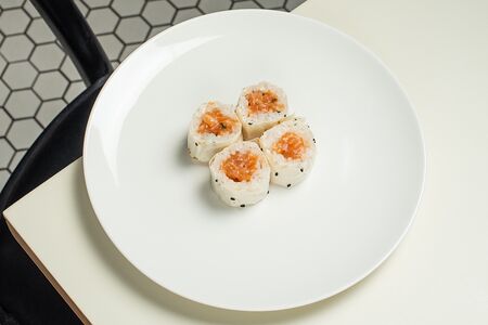 Ролл Лосось в маменори