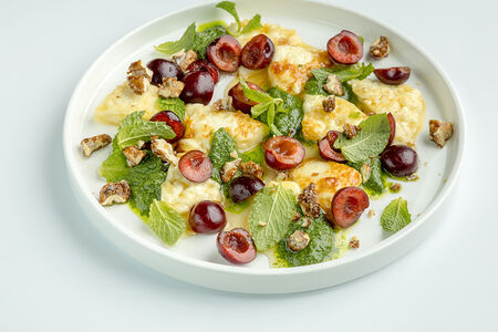 Жареный халлуми с медом, мятным песто и черешней