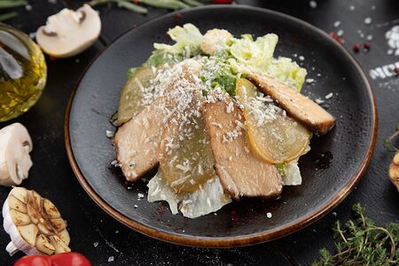 Цезарь с медовой куриной грудкой и снегом дорблю