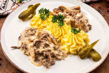 Бефстроганов с картофельным пюре