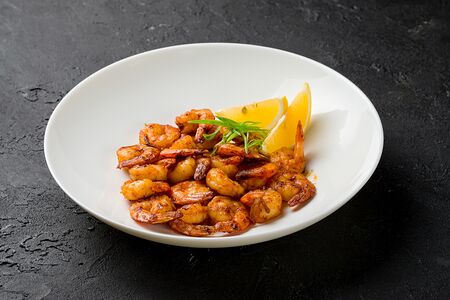 Жареные тигровые креветки в остром соусе Том Ям