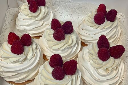 Пирожное Павлова с малиновым конфитюром