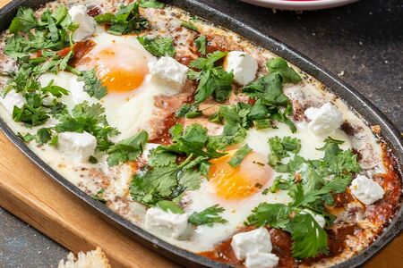 Яичница шакшука с беконом