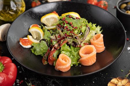 Салат с семгой и красной икрой