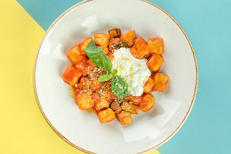 Ньокки в томатном соусе с баклажанами и страчателлой