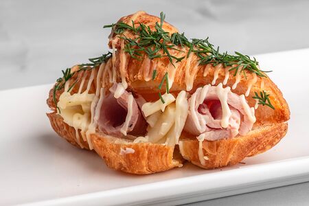 Круассан с сыром и ветчиной