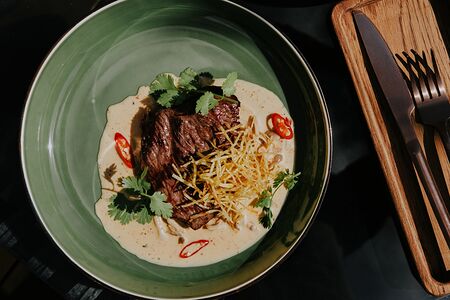 Вырезка с грибами и кокосовым соусом