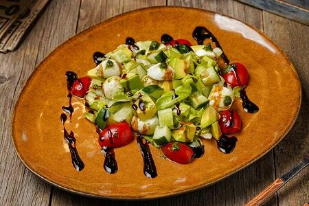 Салат овощной с моцареллой