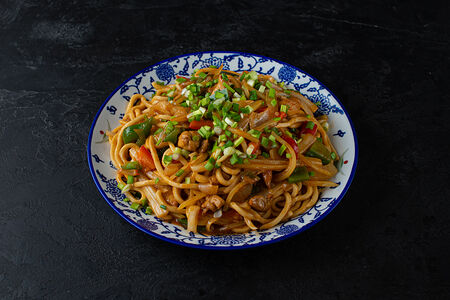 Жареная лапша с курицей