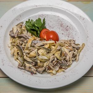 Салат с языком и тонким омлетом