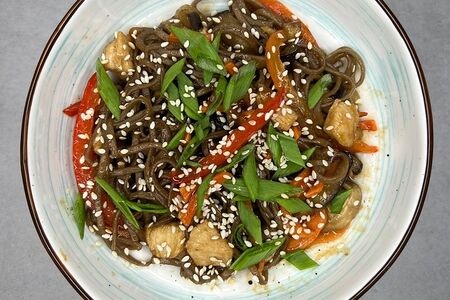 Лапша гречневая с овощами