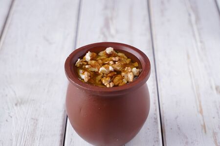 Мацони с грецкими орехами и мёдом