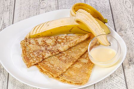 Блин с бананом, корицей и сгущенкой