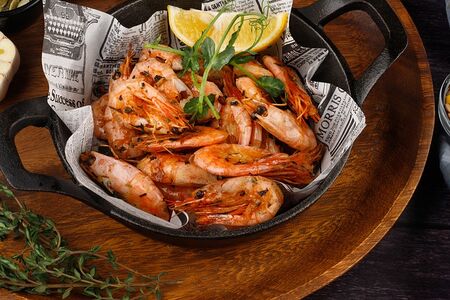 Острые жареные креветки
