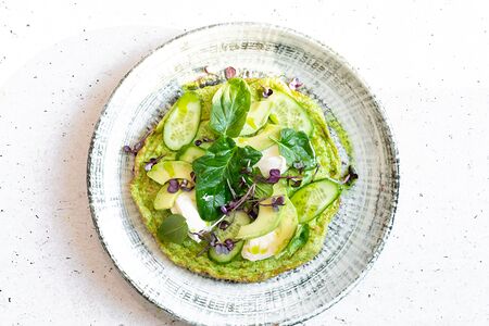 Зеленый омлет со сливочным сыром, авокадо и огурцом