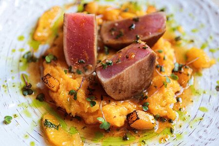 Стейк тунца с пюре из тыквы