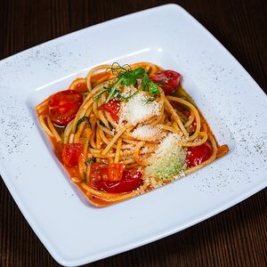Спагетти Pomodoro с томатами и базиликом