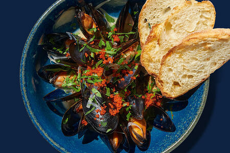 Кастрюлька мидий на белом вине