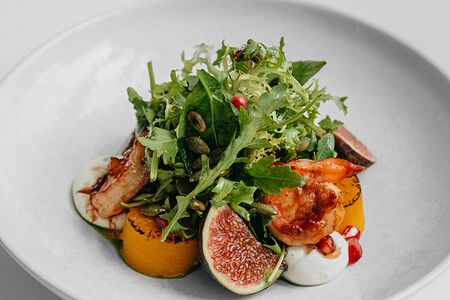 Креветки с печеной тыквой, кремом из рикотты и инжиром